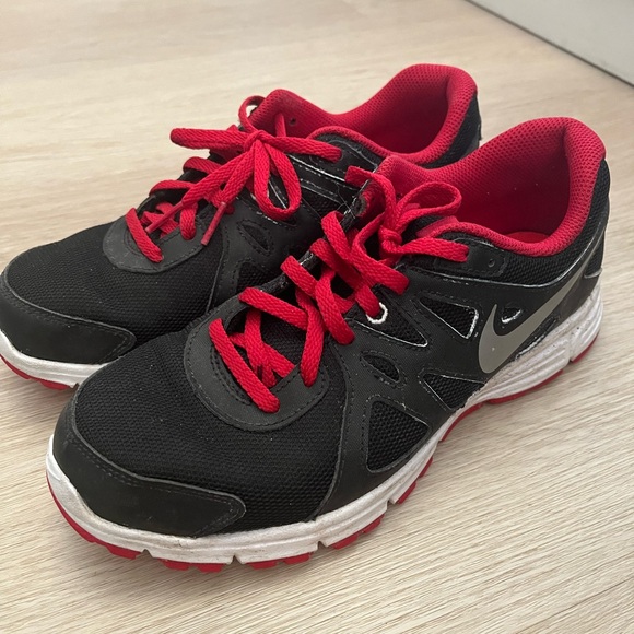 Nike Kids Shoes Black and Red - Picture 2 of 3